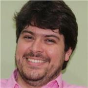 Professor de Inglês ensina alunos do 10 anos a adultos